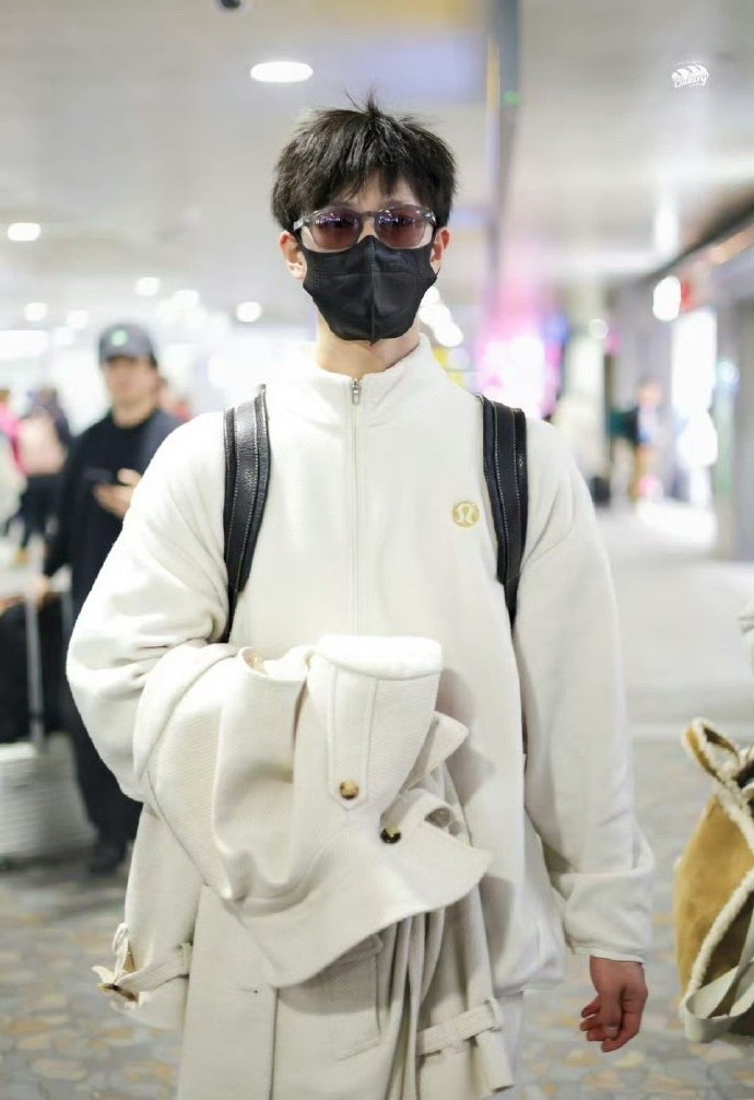 李昀锐出发米兰时装周 小林李昀锐私服也是衣架子。今天机场一身都是Brunello