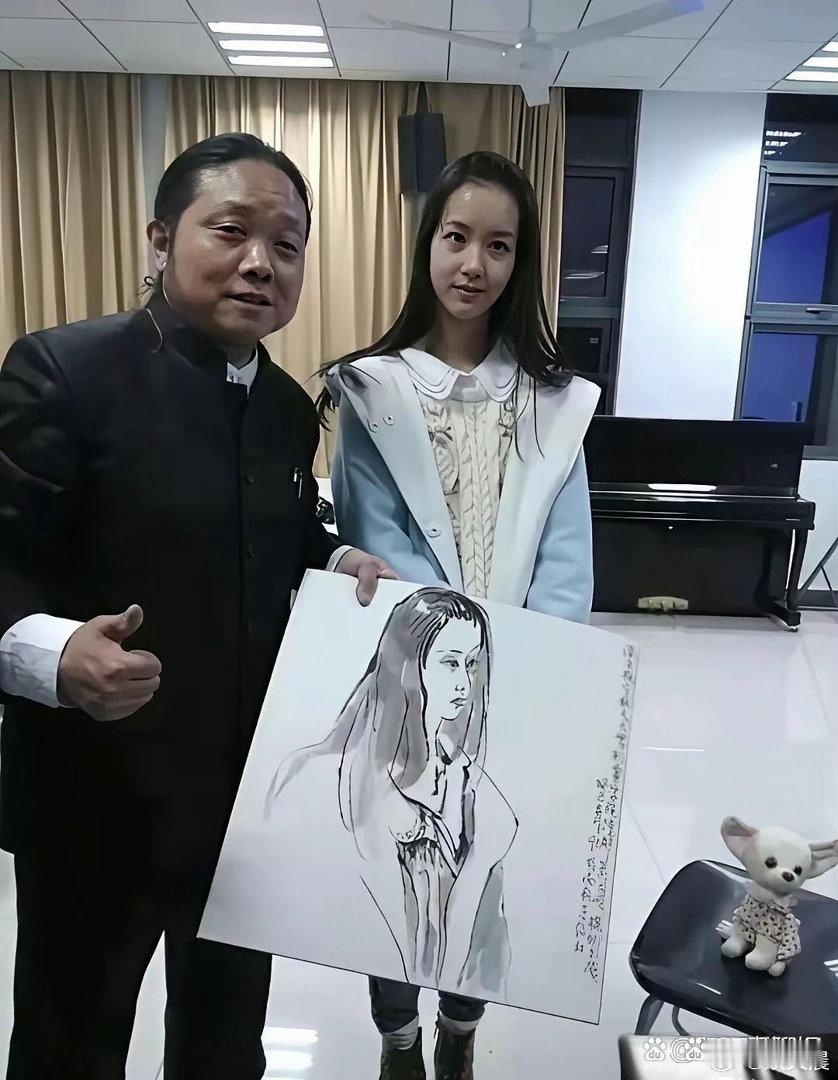 回看陈都灵大学时期，清纯校花气质尽显，素颜清丽脱俗，天然美貌轻松碾压一众颜值 