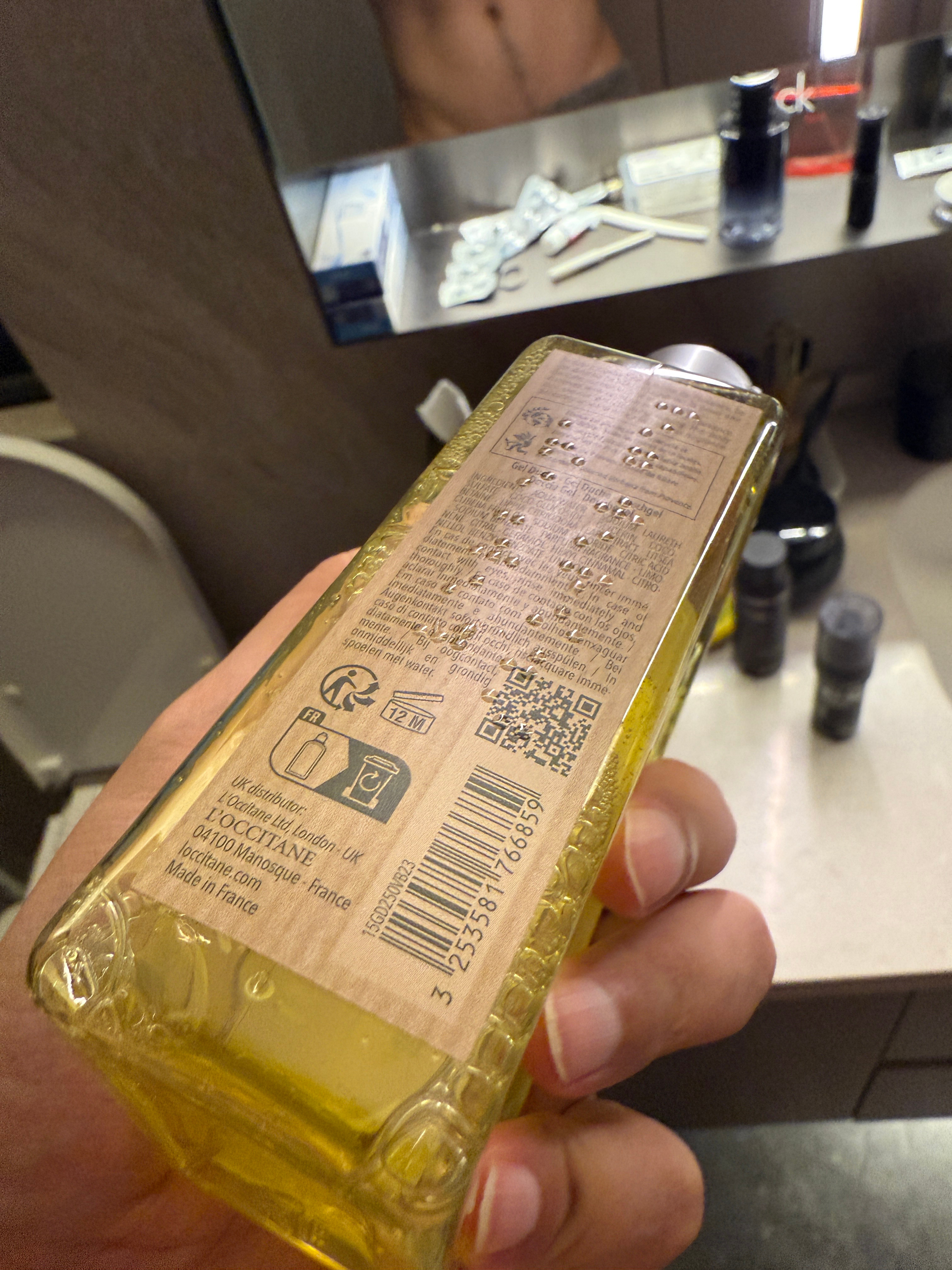突然发现沐浴露的瓶子侧面印了盲文，感觉这个企业还蛮有温度的 