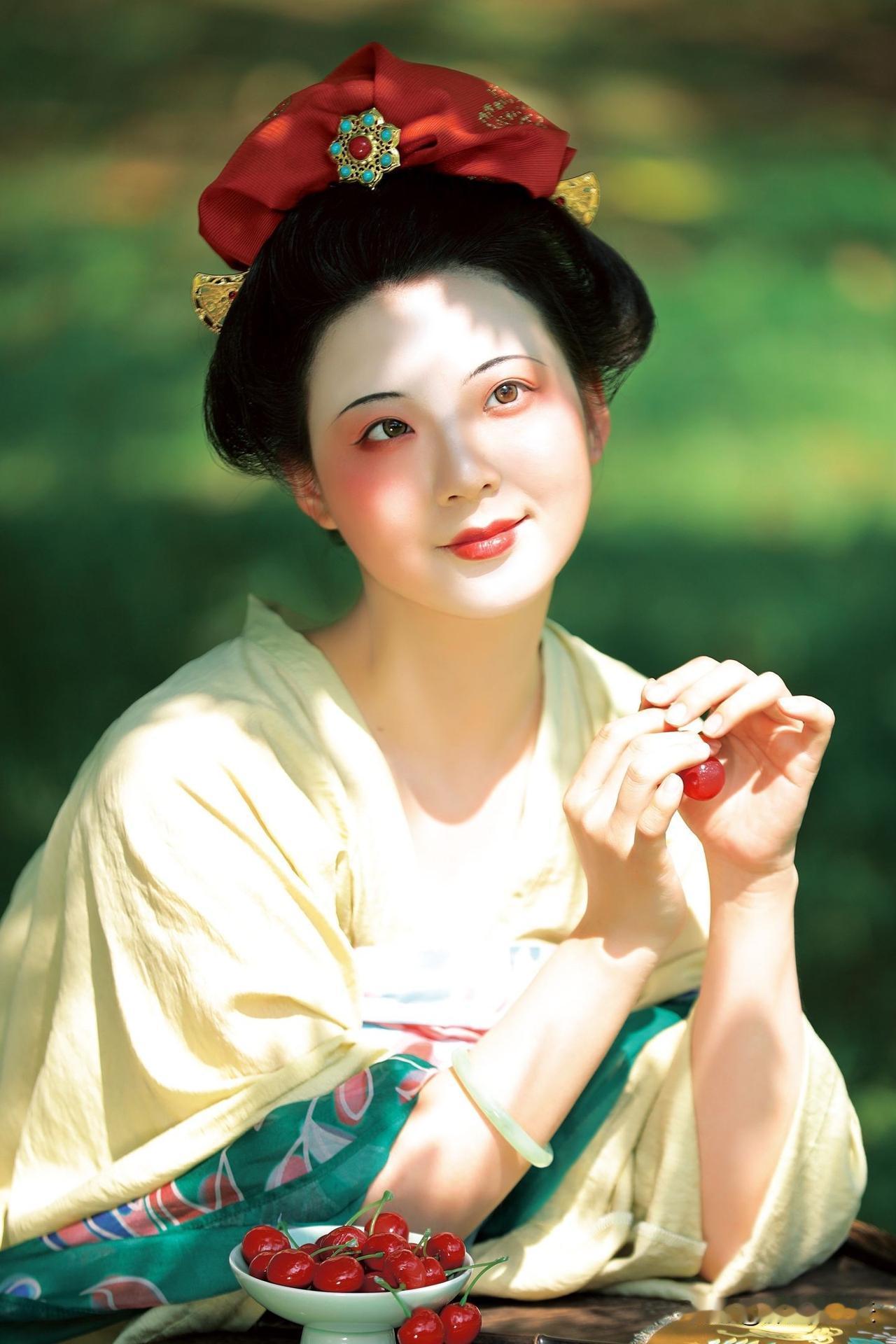 丰盈的身姿裹在旗袍里，恰似一幅工笔重彩画，色彩饱满，线条流畅，美得厚重而深远。美