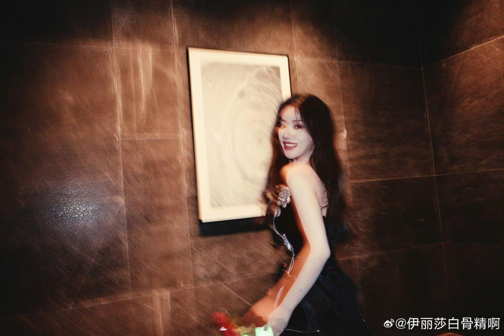 王鹤润跑着跑着就出图了 什么是松弛感美人？看看王鹤润这组图就知道了！不用刻意摆拍