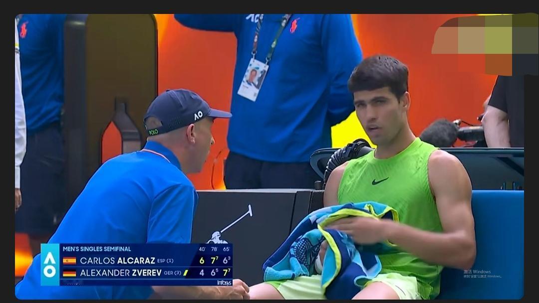 阿尔卡拉斯到底是腿部抽筋还是肌肉拉伤甚至撕裂？外网评论员说他是拉伤！
如果真的是