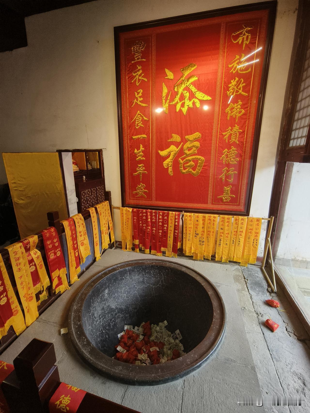 在北京最古老佛教寺院潭柘寺入口旁边小院的房间里，有一口大锅，这是寺庙旧时使用的炒
