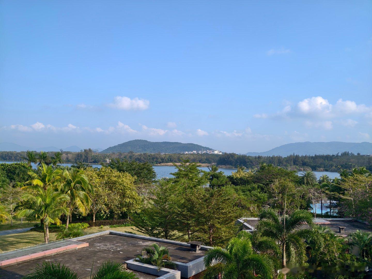 三亚游客投诉4道海鲜收1868元  年年出现这样的情况，但你们每年都挤着要去，我