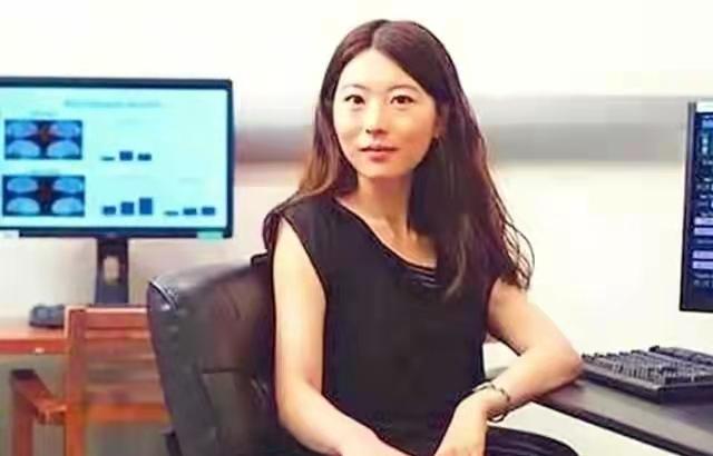 “我宁愿在美国住下水道，捡垃圾、洗盘子也不会回国。谁能想到，说出这句话的人曾经是