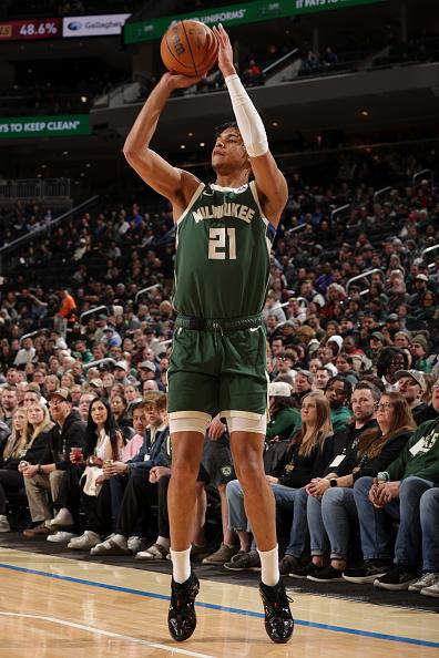 达拉斯独行侠与前锋泰勒·史密斯签下一份双向合同。为腾出名额，独行侠裁掉了迈尔斯·