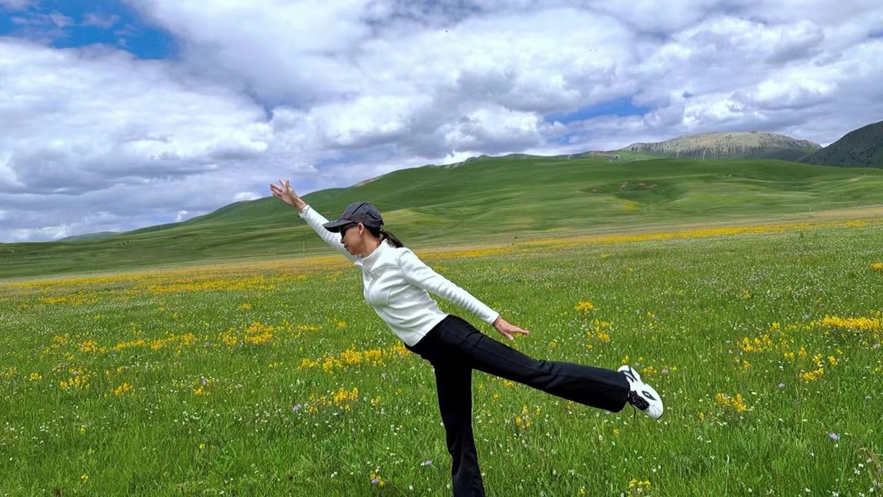 在川西高原四千多米练习瑜伽，动作依然稳定，教练的专业度真的绝了！

在高原上做瑜