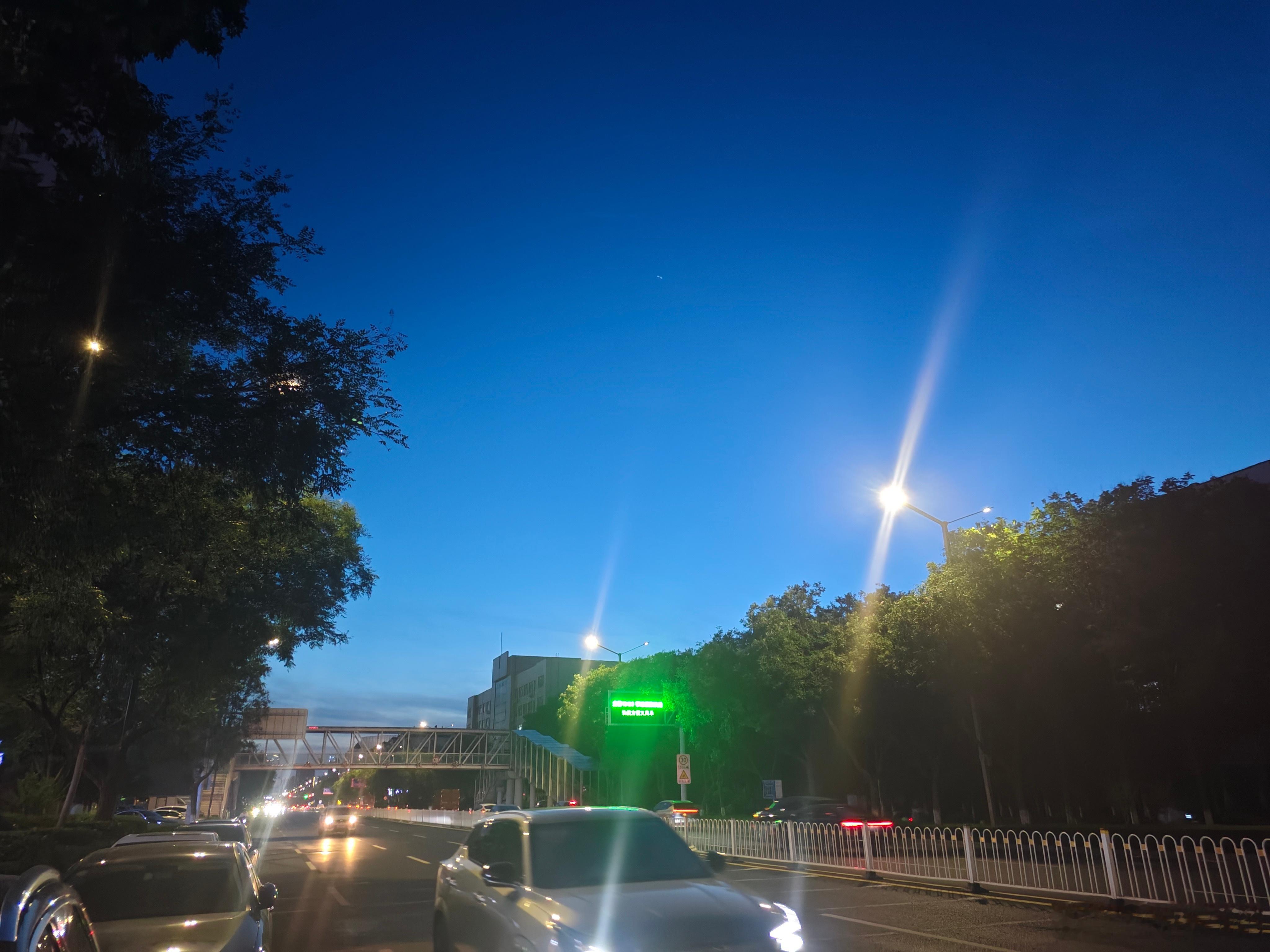 夜色。 