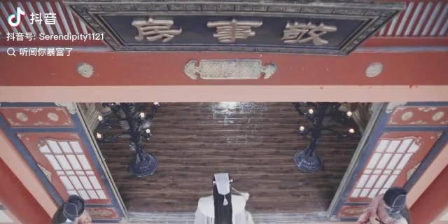 前女友 经纪人直播提起多年前的分手经历抛出一句“后悔吗”，原本想打造逆袭故事，结