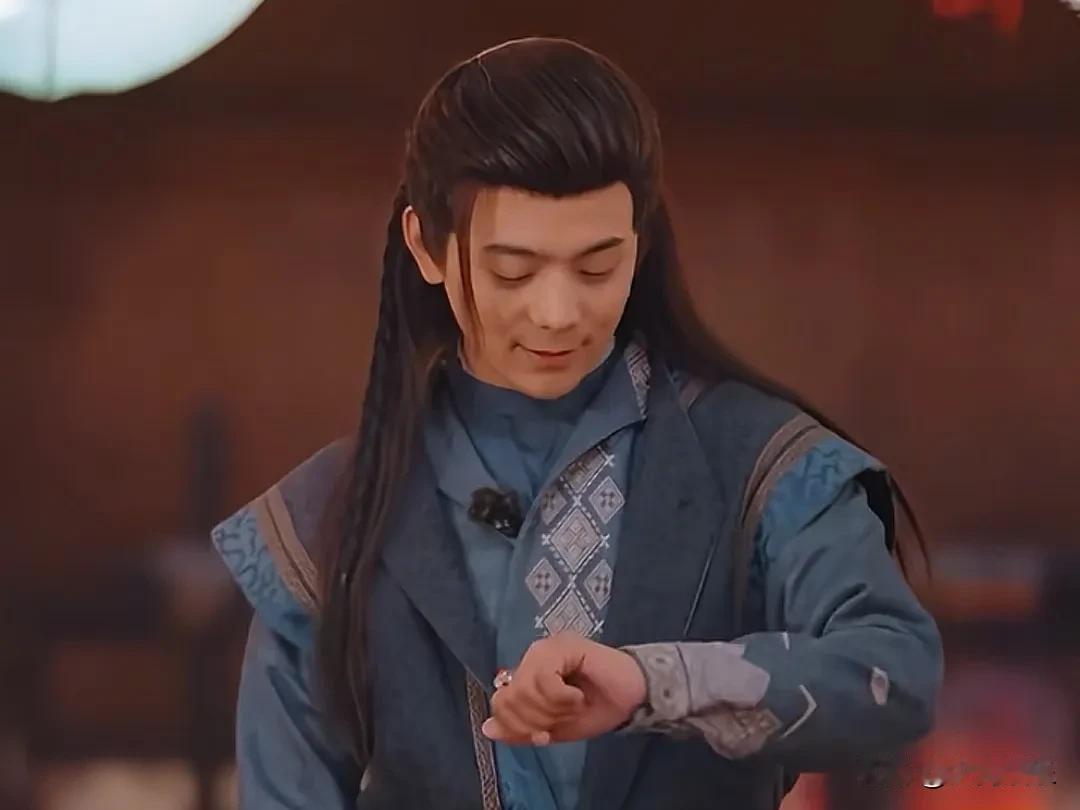 拍古装戏居然看手表，难道丁真就不应该进娱乐圈吗？

近日，在某档综艺节目中，丁真