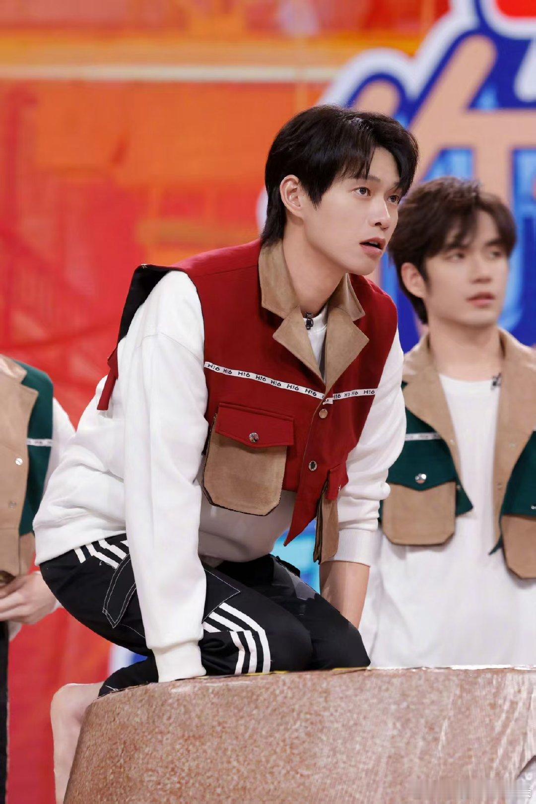 魏大勋今晚三二一看我的  你好星期六   瞧瞧这剧照，魏大勋简直就是行走的荷尔蒙