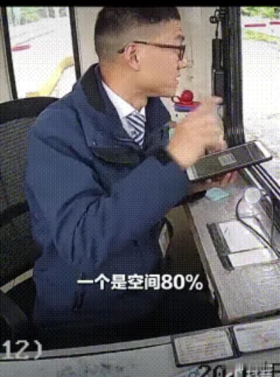 这个收费员火到央视了！男子拉了一车菜准备下高速，本以为自己拉的菜很轻，质量不够，
