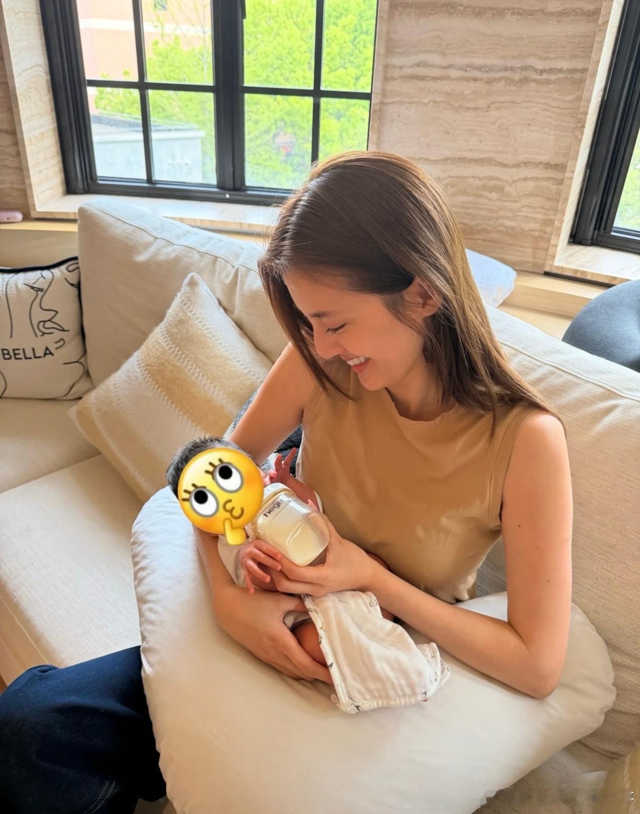 疑似程晓玥二胎出生程晓玥二胎出生 吴千语晒出一张给宝宝喂奶的照片，疑似是程晓玥的