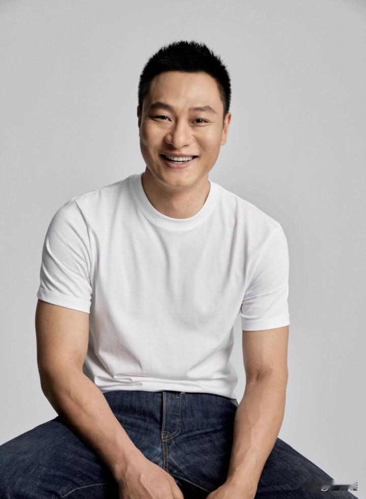 可偏偏就是这个看似人畜无害的“老实人”，在某些瞬间眼神里一闪而过的阴冷，能让你后