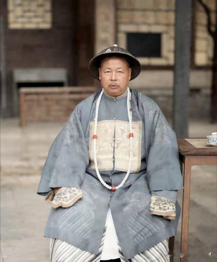 历史老照片：左宗棠的留影

晚清重臣左宗棠的真实容貌是这样的。
这是1875年，