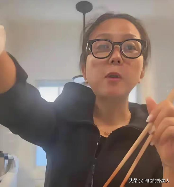 近日，何洁自己亲口说出来，每个月家里开销直奔六位数，一家六口人全靠她一个人撑着。