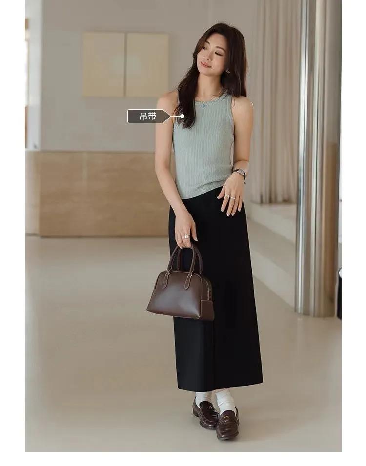 #同一款西装半裙穿搭#
这种偏直筒的带有设计感的西装半裙几乎不挑身材，简简单单搭