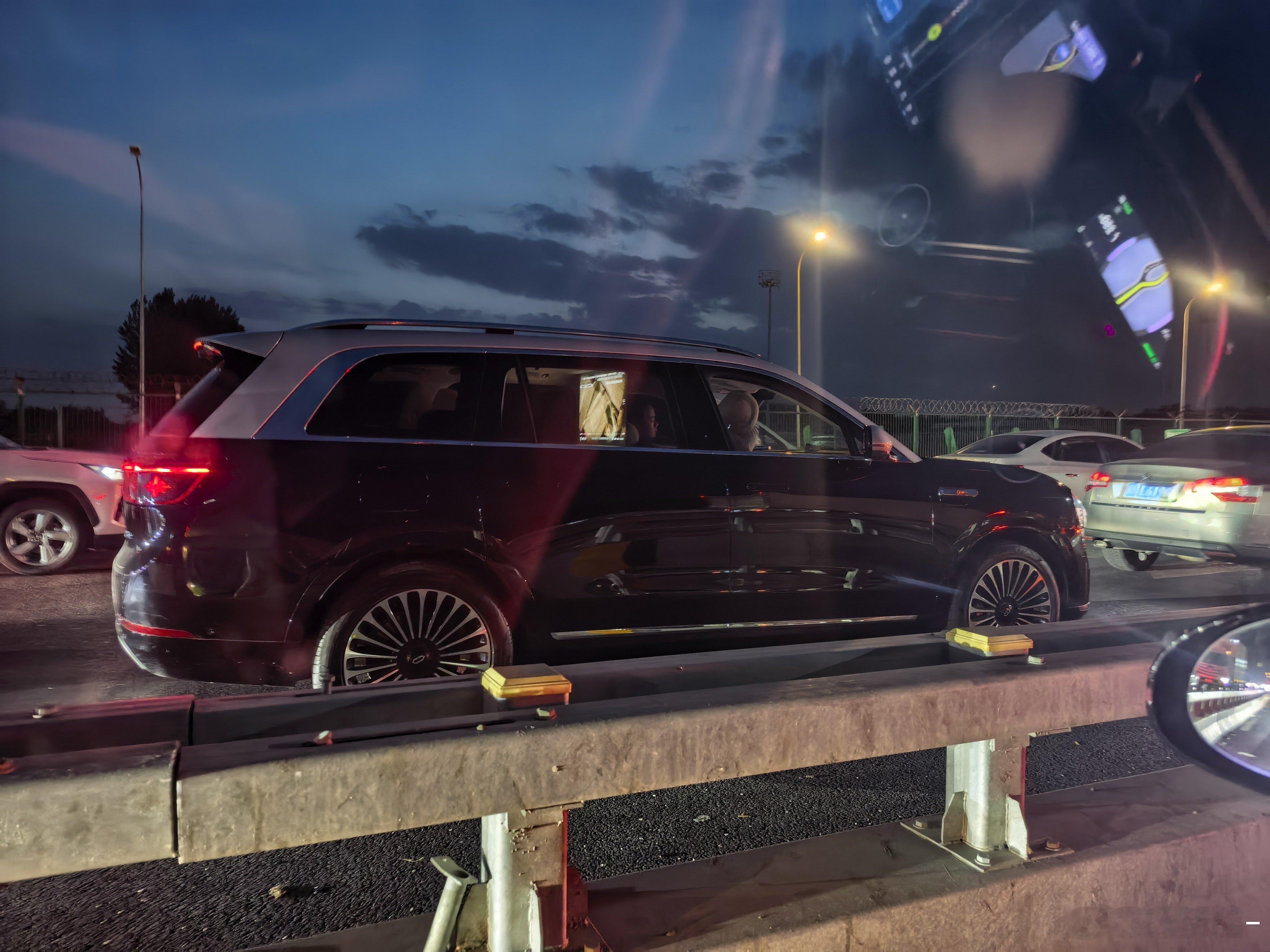 问界M9后排的投影电视确实有排面，真让人羡慕 北京·礼贤检查站