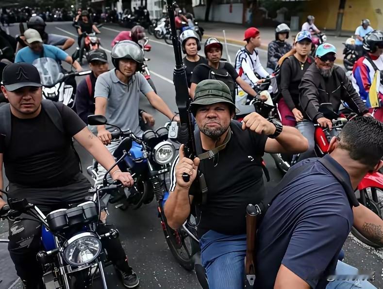 委瑞内拉街头出现了一批骑摩托车的人，手里拿着枪，据说他们的主要想法和目的就是要清