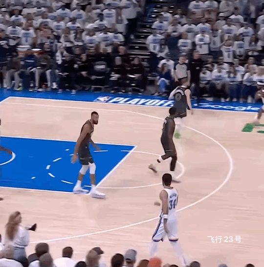 NBA力捧亚历山大真的太离谱了。
下面这个球真是前所未见，亚历山大自己突破摔倒，