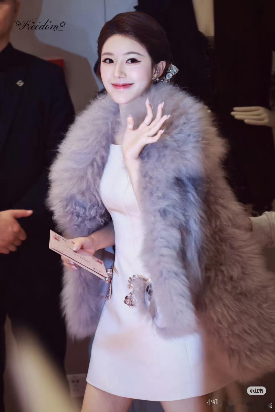 赵露思今日活动路透今天好贵气阿！好美！赵露思许我耀眼