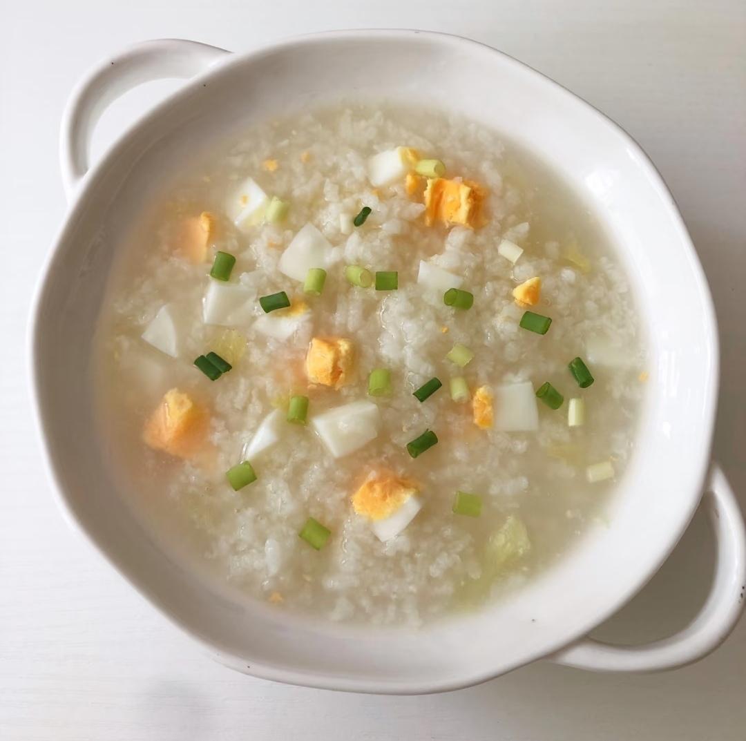 小时候一感冒就昏昏沉沉躺床上，鼻子堵得喘不上气，浑身发冷提不起劲。那时候家里穷，