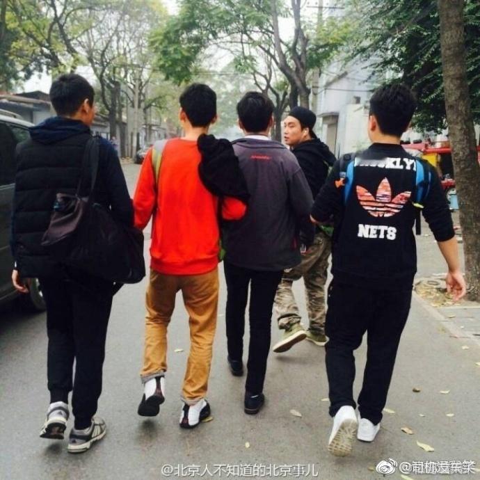 【给这五个小伙儿点赞[good]】网友：我在幸福大街新京报社门口，被一个XX人偷
