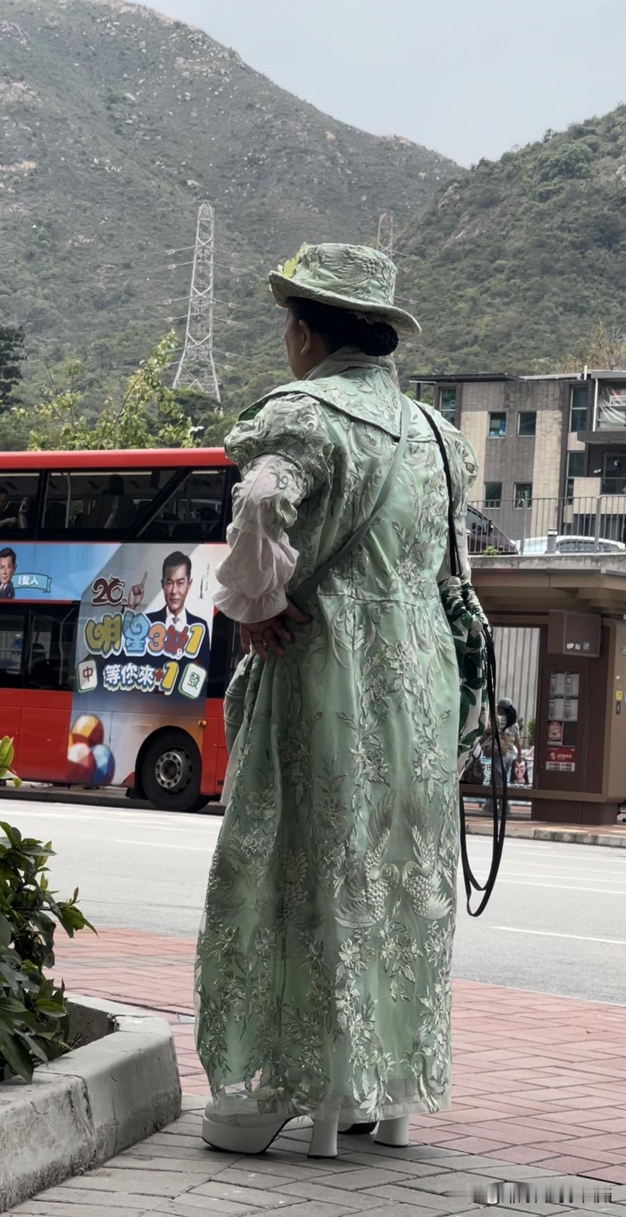 香港一角路人，绿这一套绿色。好看吗？[捂脸]
