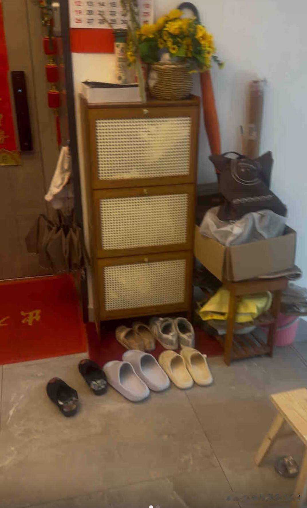 门前有鞋柜，楼梯转角平台你还晾个衣架，想借助窗户通风。
     我准备在业主群