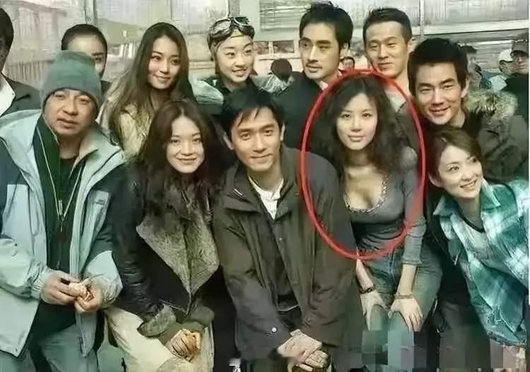 梁朝伟的身体语言已经很明显了，他在躲田朴珺众多明星同框，大家都裹的严严实实的，就