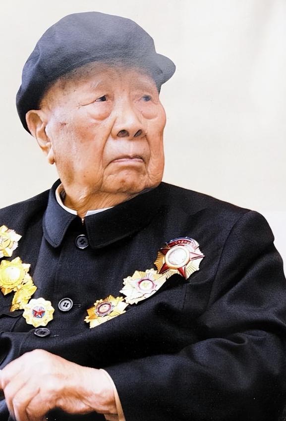 1984年，开国中将曾思玉退休后，到大连一水库钓鱼，钓着钓着，水库负责人走了过来