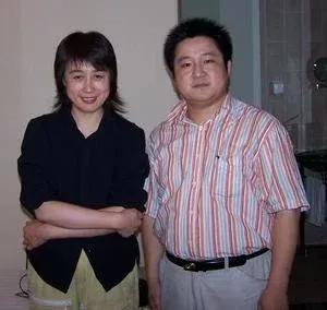 左面，年轻时主持的一档节目非常火爆，好多明星都被这档节目捧红。后来，她不知忙啥了