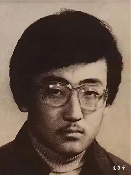 18岁的窦文涛是这样子的，与现在的他比较简直大相径庭。
现时的窦文涛，活跃，开朗