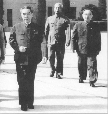 周恩来尽心竭力地保护党内外领导干部和民主人士。图为他和受他保护的郭沫若在一起