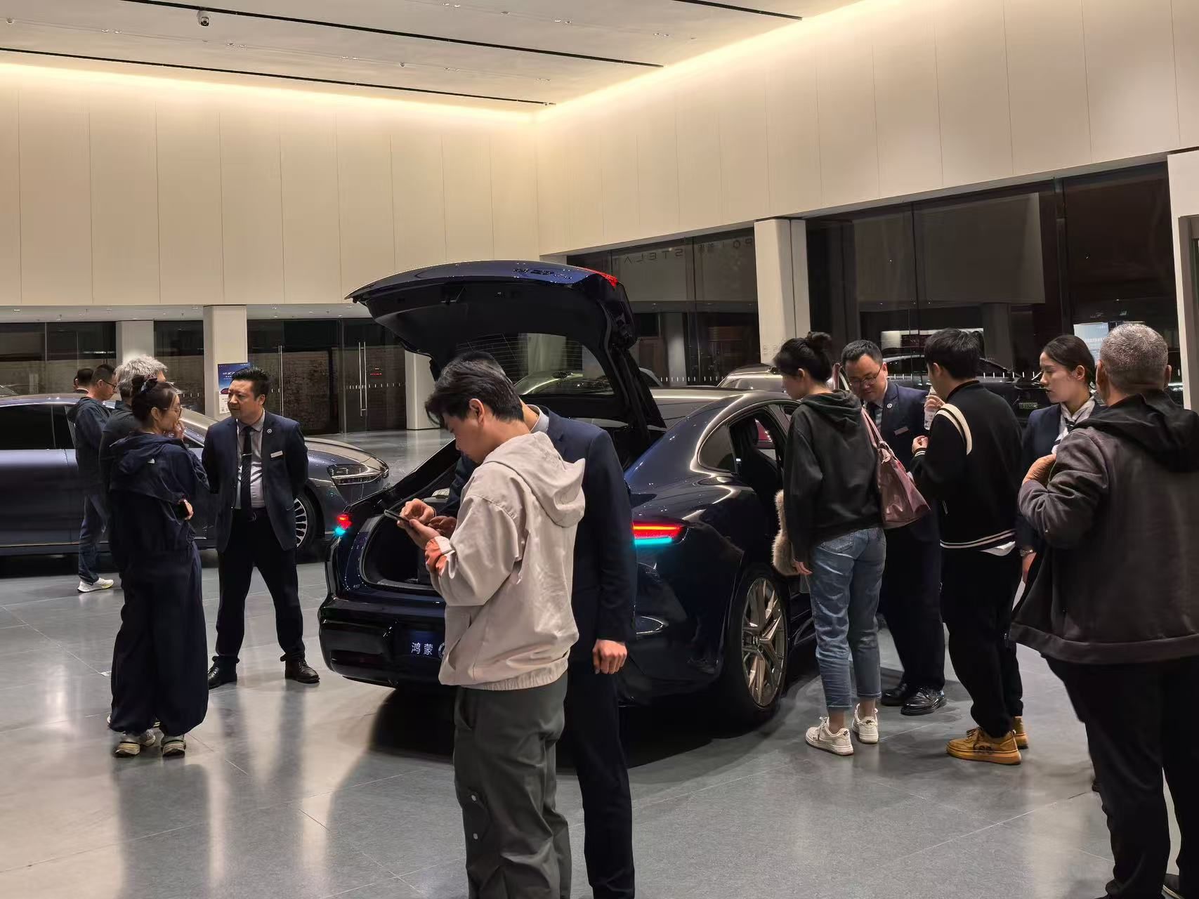 尚界Z7首销门店火爆真的被尚界Z7的线下热度惊到！发布会后全国门店持续爆满，从早