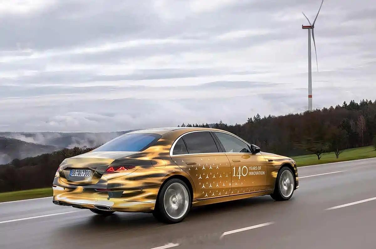 新款奔驰S级预告图，车辆超过50%部分重新设计，采用大约2700个新部件，将于1