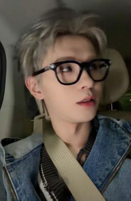 刚刷到直播片段直接存图！何浩楠直播 收工返程就营业，唠嗑式直播超治愈，金发帅照+