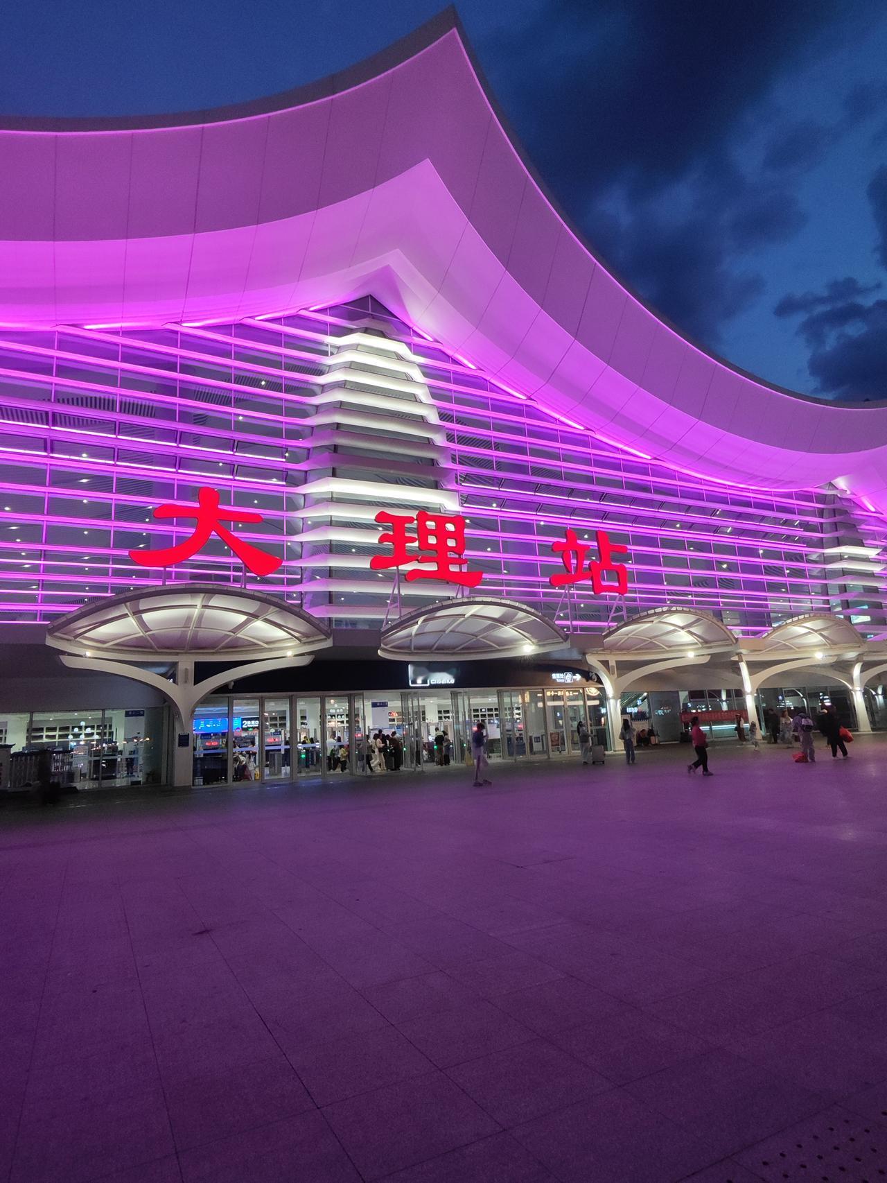 大理古城我来了，住一晚明天去鹤庆。出门在外住小酒店，最怕被卖猪仔。在美团上订的大