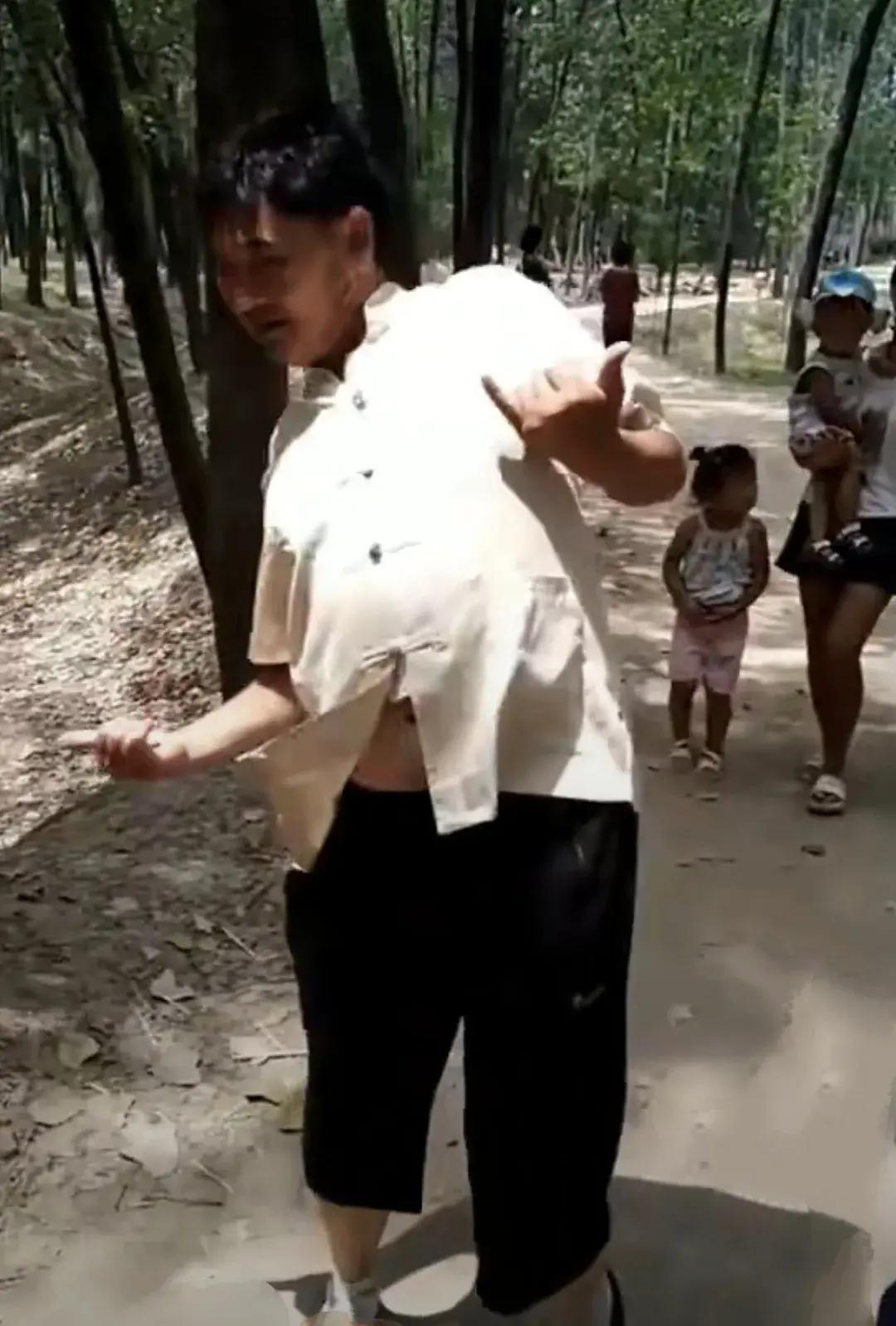 草根歌手岂能拿残疾人取乐？评大衣哥朱之文的不当模仿

近日，农民歌手“大衣哥”朱