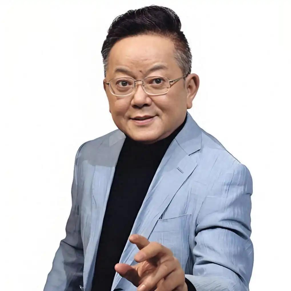 王刚说自己非常愧对第一任妻子，买了第一辆车后，先拉着前妻和女儿转了一圈。

王刚