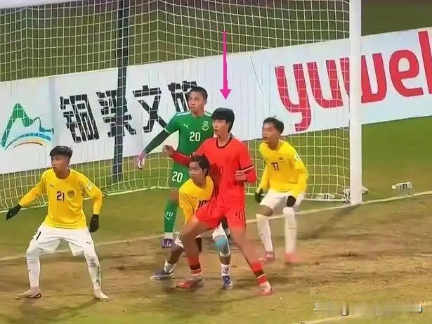 国产克劳奇～身高1.91米，2场比赛用头顶进去6个球。
中国男足就应该这么踢！