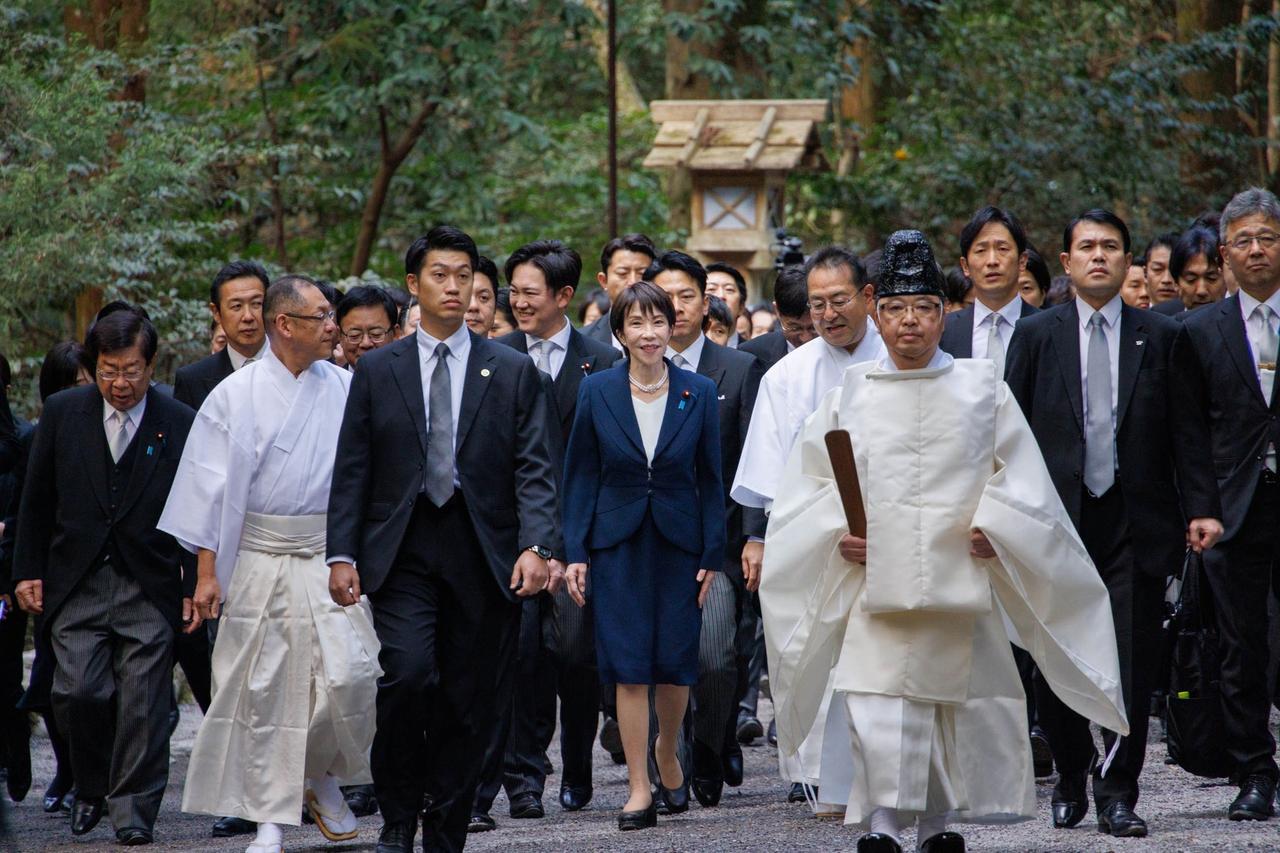 日本首相高市早苗1月5日发文说：“今日，我与内阁成员一同参拜了伊势神宫。”
 