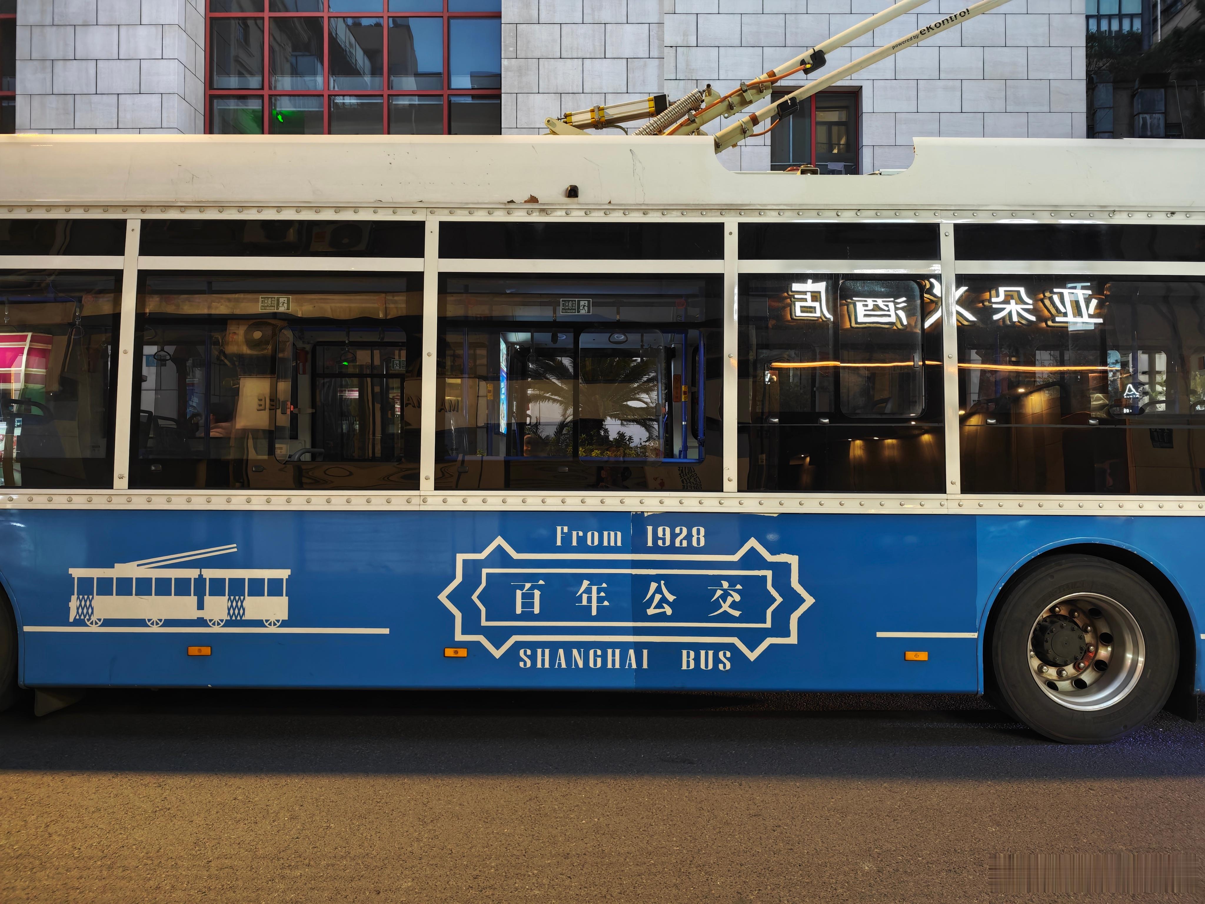 话说某辆s5a蓝胖子电车在撕下广告以后，估计是侧面油漆被一起拉掉了，于是便打了一