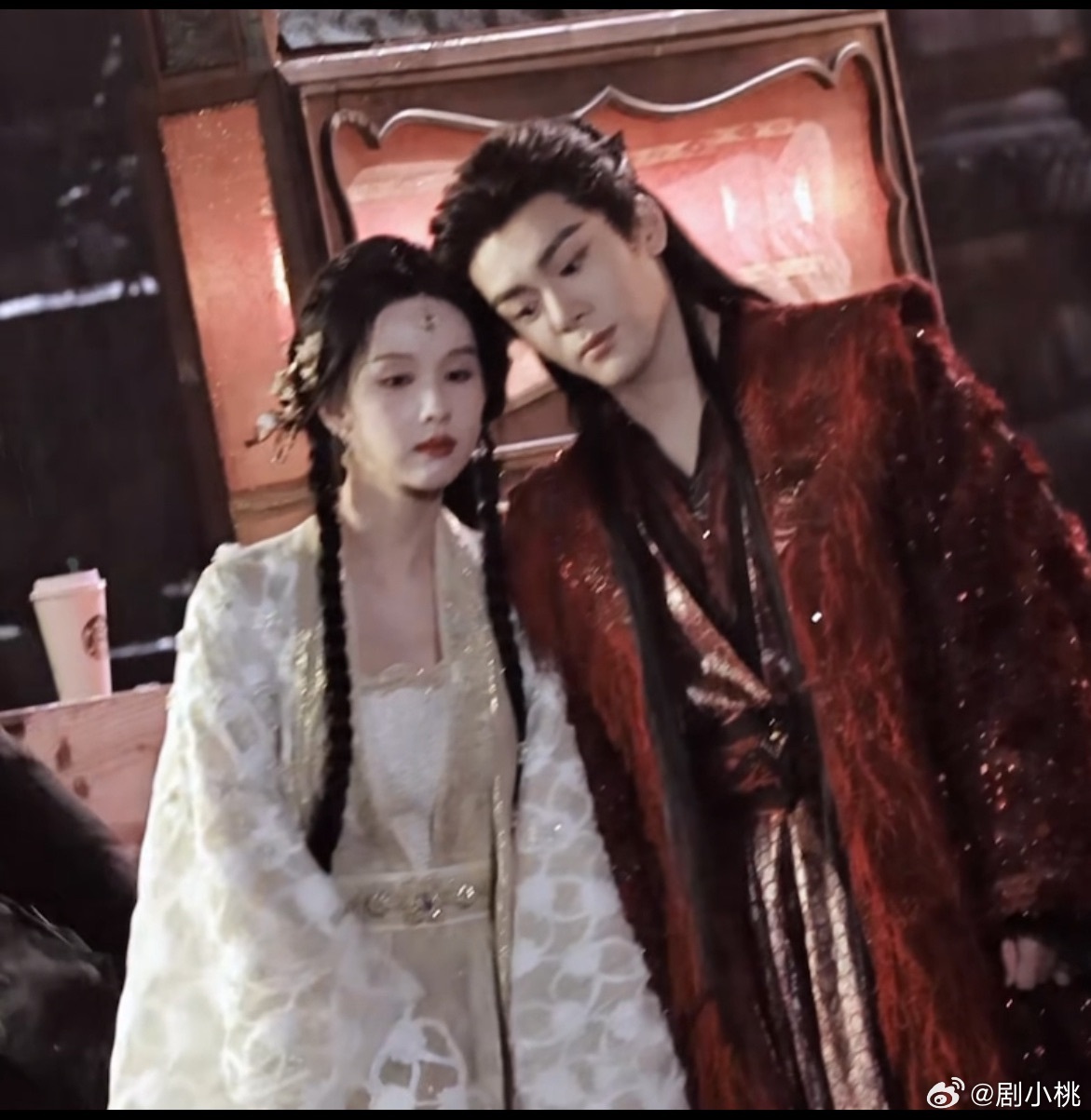 曾舜晞陈都灵反手比心感觉曾舜晞陈都灵两个人也太搞笑了吧，而且也是非常的欢乐，对于