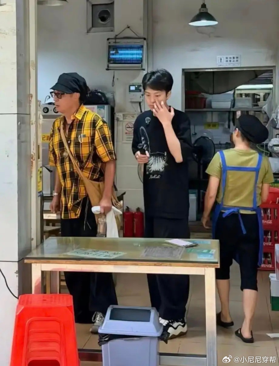 65岁吴镇宇在广州番禺一间餐馆吃肠粉被偶遇，他的穿衣打扮很有个性，像穿了一条裙子