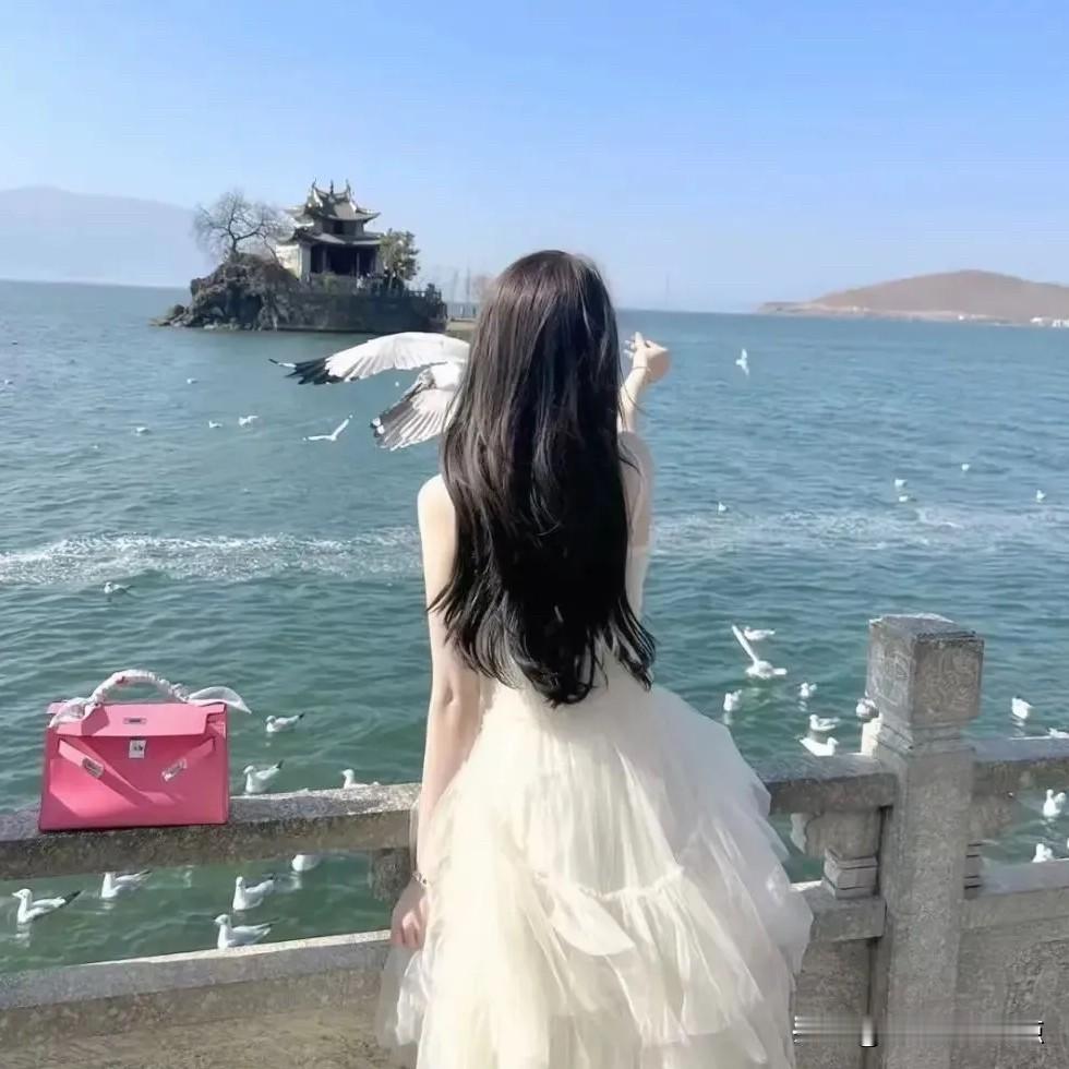 无论男女结了婚就老实点

别总是想着外面的花花草草，再漂亮再好也不是你的，贪心的