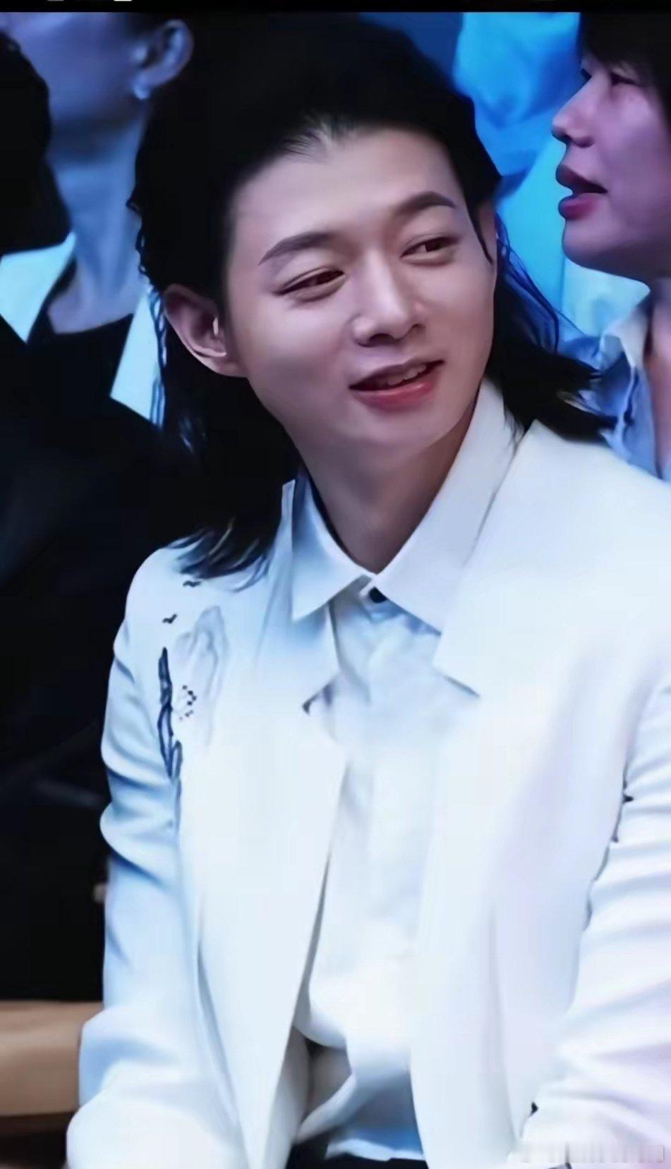 霍尊已经彻底走出了人生的阴霾季，他的发型、容颜、眼神、面庞、笑容，乃至精神面貌，