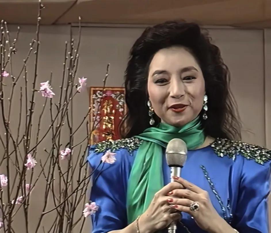 76岁的徐小凤近况低调自在，虽单身无子女，但精神矍铄。她偶尔现身演唱会，如202