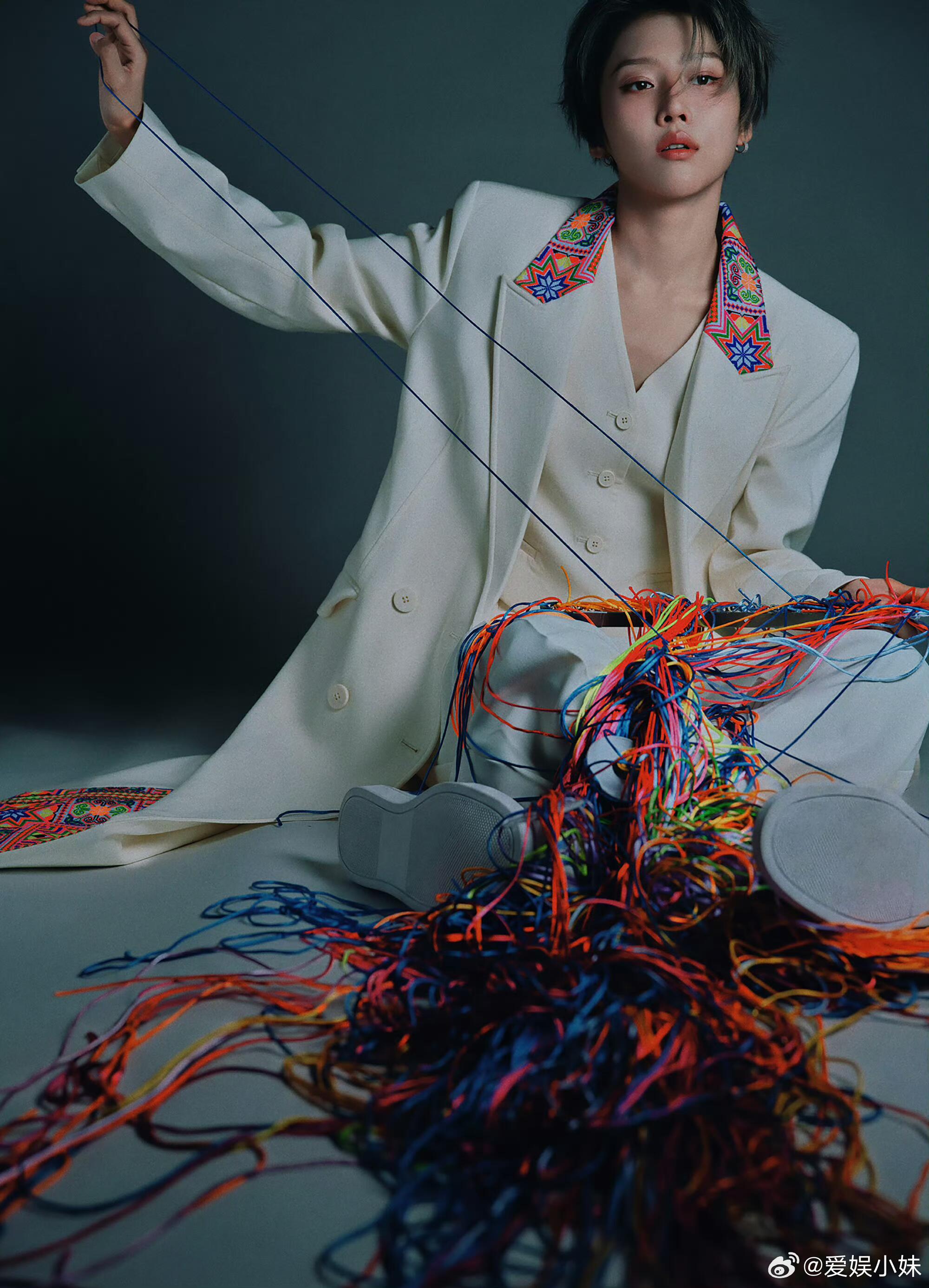 在《上城士》非遗巡游展上，刘雨昕以极具先锋感的造型惊艳全场。此造型由贵州民族服饰