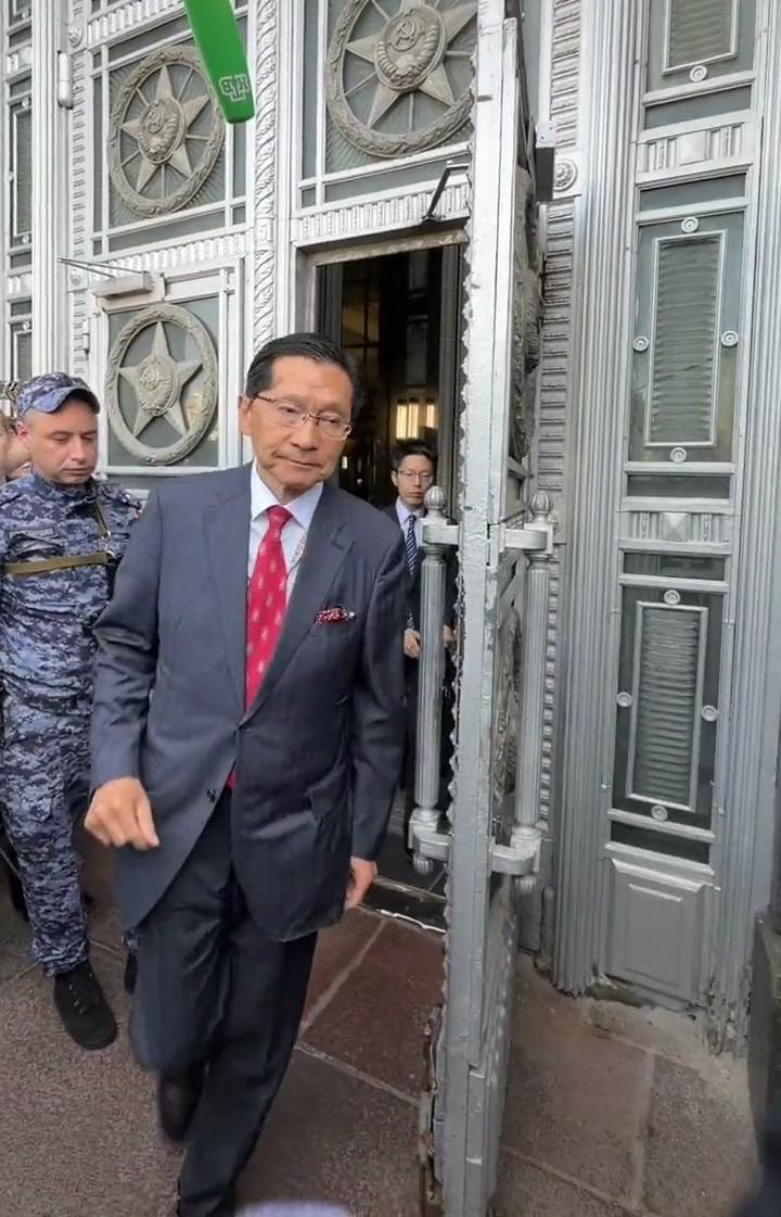 杀人诛心，俄罗斯记者贴脸追问日本驻俄罗斯大使：“为什么日本要隐瞒是谁向日本投下了
